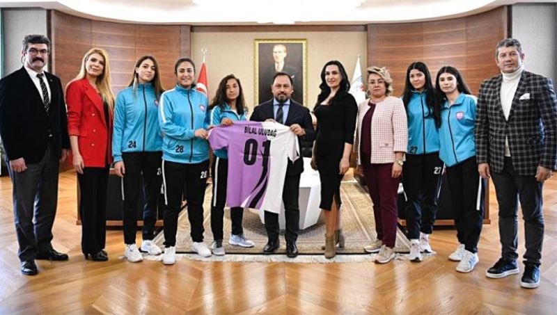 Başkan Uludağ kadın futbol takımını kabul etti…