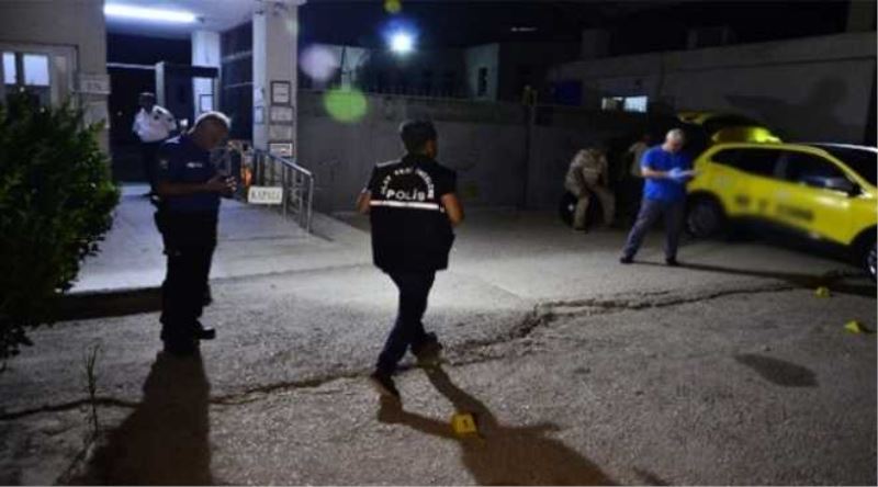 Adanada 2 kişi genelev çıkışında silahlı saldırıya uğradı