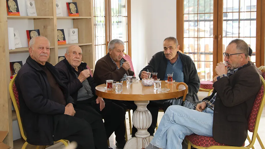 Yüreğir’de Emekliler Kütüphanede Buluşuyor
