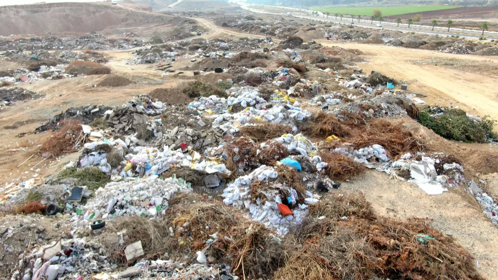 Çöpleri boş araziye atıp yakarak vatandaşın zehir solumasına neden oluyorlar  