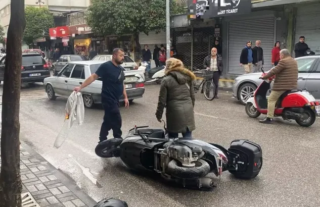 Motosikletini Bayi Önünde Ateşe Verdi