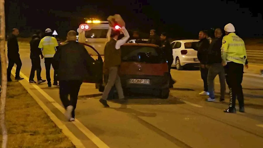 Motosiklet sürücüsü kazada öldü, yakınları çarpan otomobili parke taşıyla parçaladı