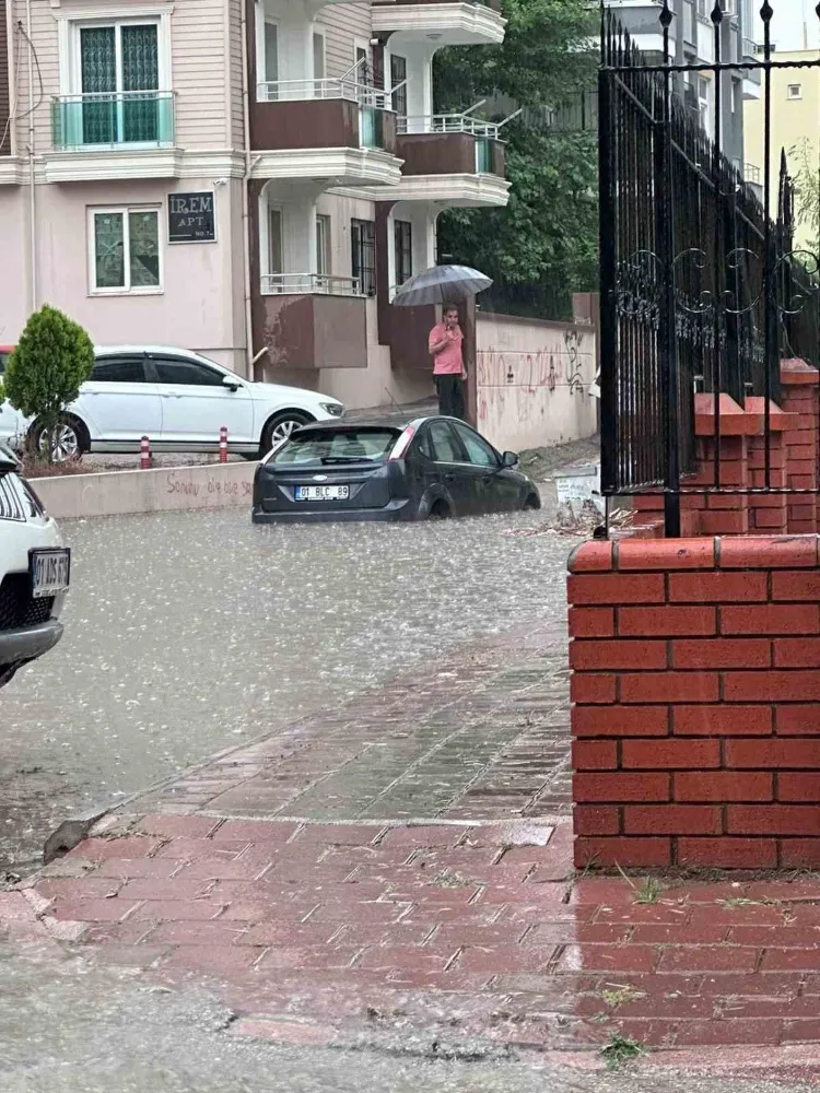 Aşırı yağmur nedeniyle evleri su bastı, kanal ile yol birleşti