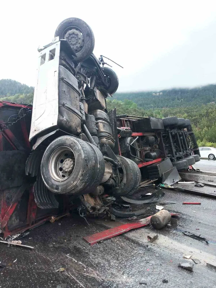 Otoyolda zincirleme trafik kazası: 2’i ağır 6 yaralı