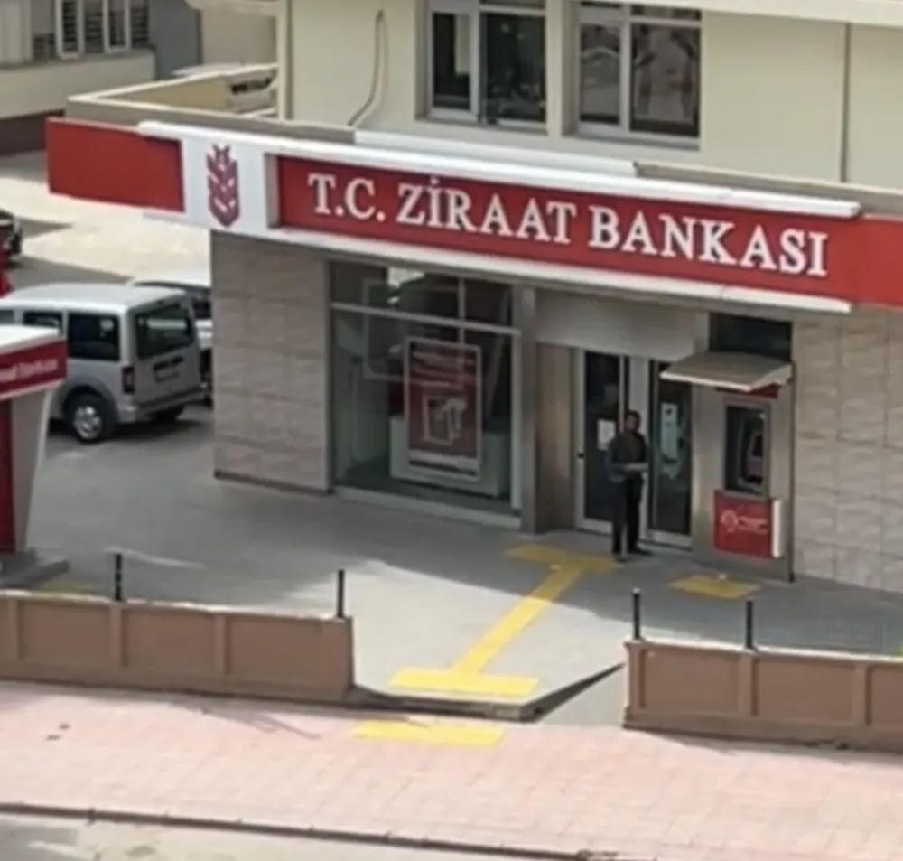 Adana’da madde bağımlısı iki kişi Ziraat Bankası’nın camlarını kırdı