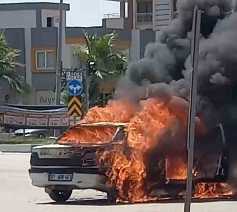 ADANA’DA AŞIRI SICAKLAR NEDENİYLE OTOMOBİLİ YANDI...