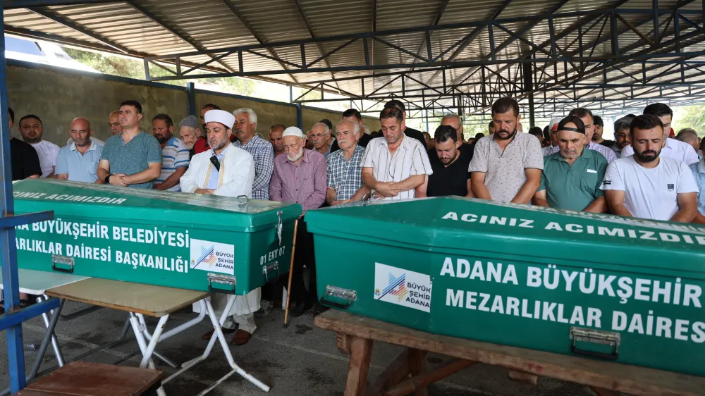 Göle düşen otomobilde hayatını kaybeden aile, gözyaşlarıyla toprağa verildi  