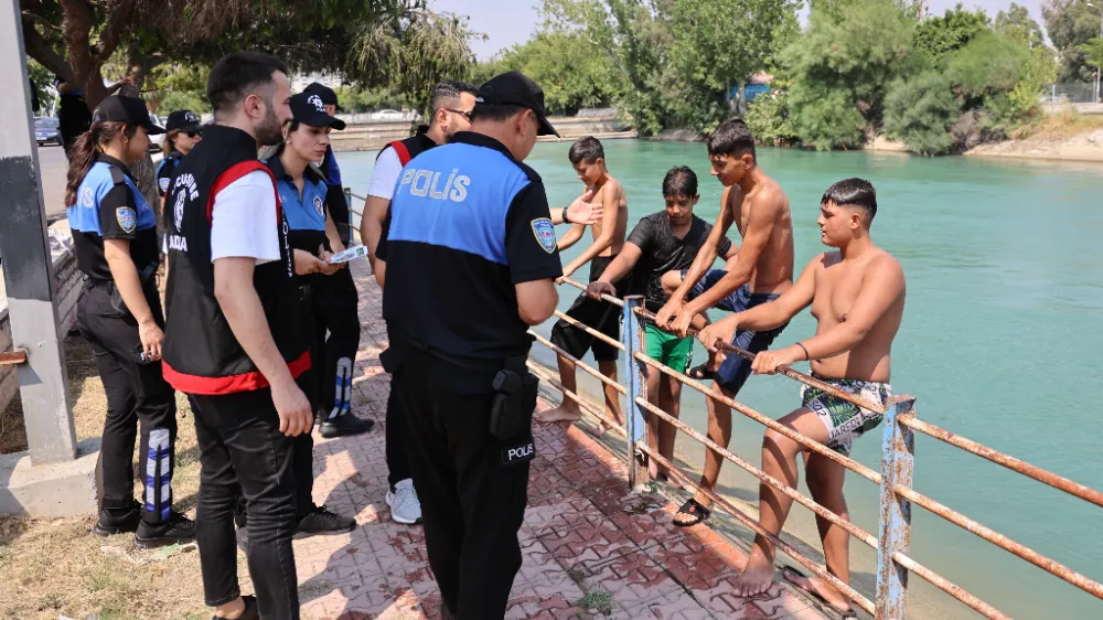 Adana polisi sulama kanallarında yüzen çocukları uyarıp, havuza götürme sözü verdi 