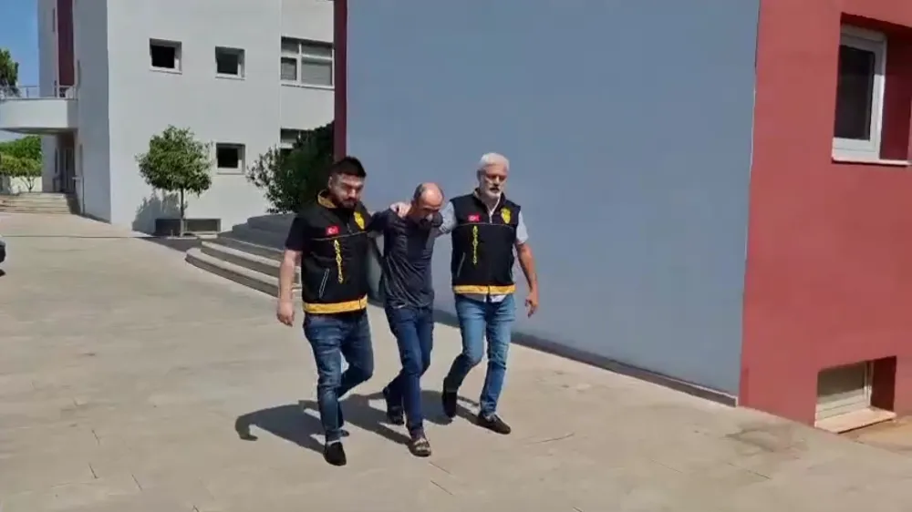 Hırsız durakta uyuyakalan vatandaşın 6 bin lirasını ve kolyesini çaldı 