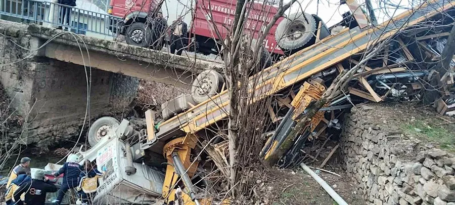 Tırın ırmağa düşmesi sonucu 2 kişi ölümden döndü!