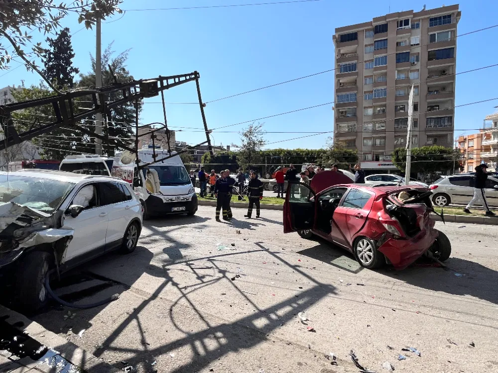 Adana’da zincirleme trafik kazası: 2 yaralı 