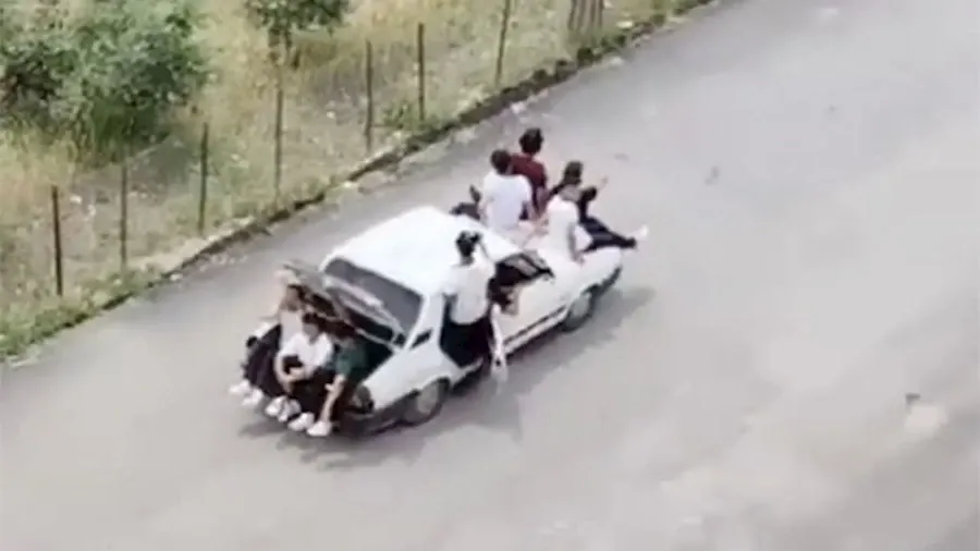 Otomobil bagajında ve kaputunda tehlikeli yolculuk