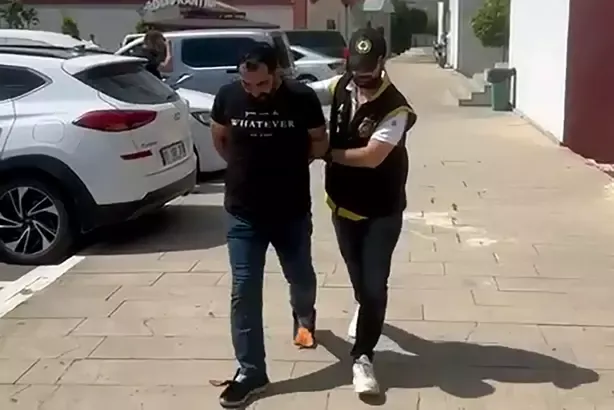 Polis İkna Etti; Atina’dan Kendi Geldi