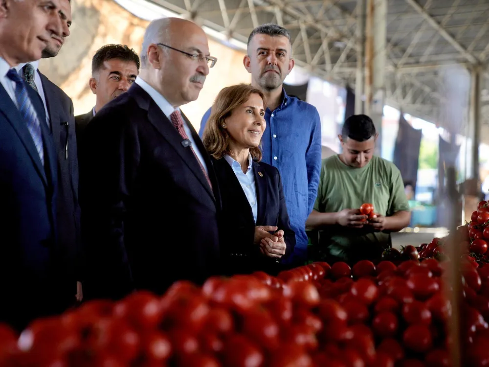 BAŞKAN TEKİN’DEN HAL VE PAZARCI ESNAFINA SABAH ZİYARETİ