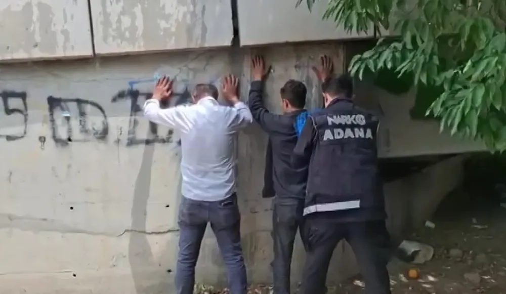Parklar ve köprü altlarında uyuşturucu kullanan 45 kişi yakalandı 