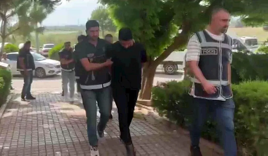 Adana’da çelik yelek ve silahlar ele geçirildi...