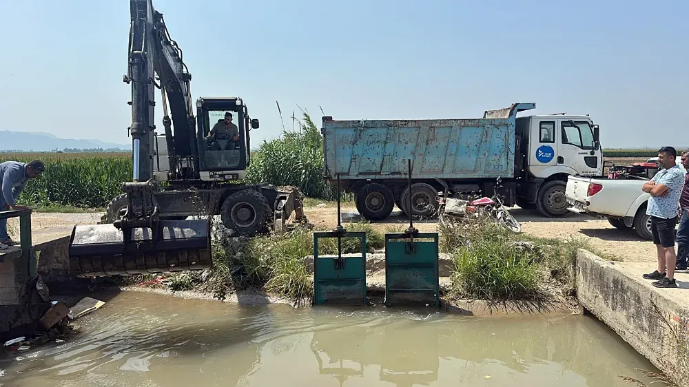 Bilinçsiz vatandaşlarin su kanallarina attığı pislikleri Dsi temizledi 