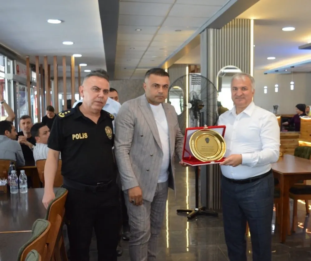 CEYHAN’DA EMNİYET TEŞKİLATINA DESTEK VEREN İŞ İNSANLARINA TEŞEKKÜR PLAKETİ