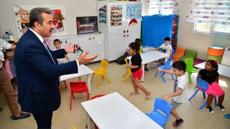 Başkan Çetin çocuklarla eğlendi, emeklilerle sohbet etti...