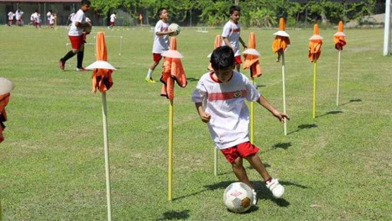 Yüreğir’de Çocuklar Futbolu Eğlenerek Öğreniyor