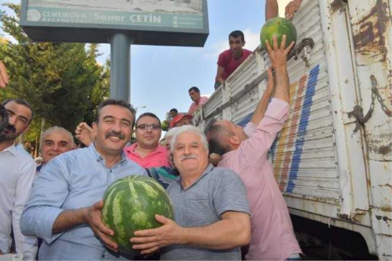 Çukurova Belediyesinin aldığı 15 ton karpuz vatandaşlara dağıtıldı