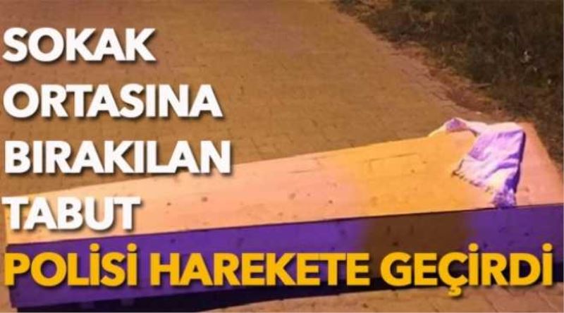 Sokak ortasına bırakılan tabut polisi harekete geçirdi