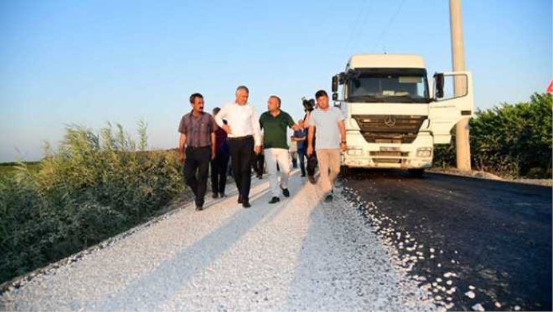 Karataş ilçesi Yüzbaşı-Çavuşlu mahalleleri arasında asfaltlama çalışması