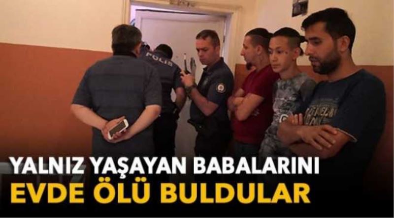 Yalnız yaşayan babalarını evde ölü buldular