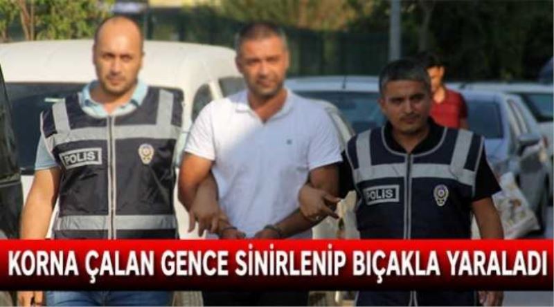 Korna çalan gence sinirlenip bıçakla yaraladı