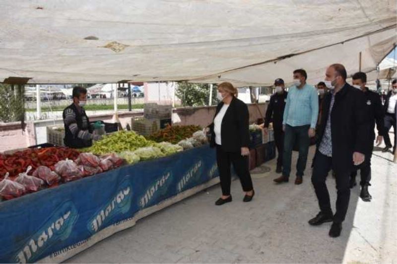 BAŞKAN ERDEM PAZARDA MASKE DAĞITTI