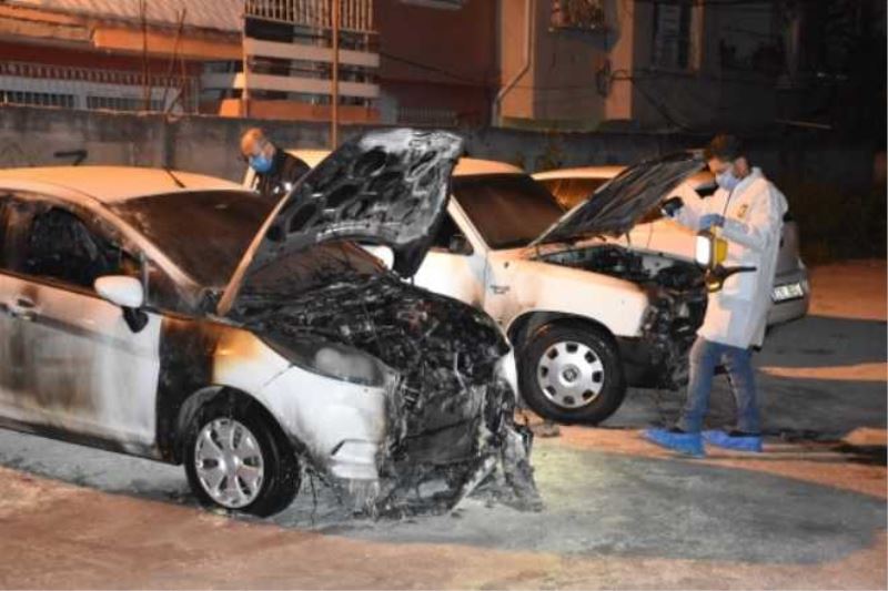 Gece, park halindeki otomobiller kundaklandı...