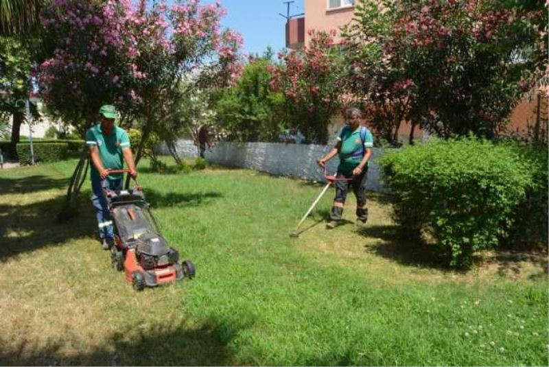 CEYHAN BELEDİYESİ ÇİM BİÇME ÇALIŞMALARINA DEVAM EDİYOR