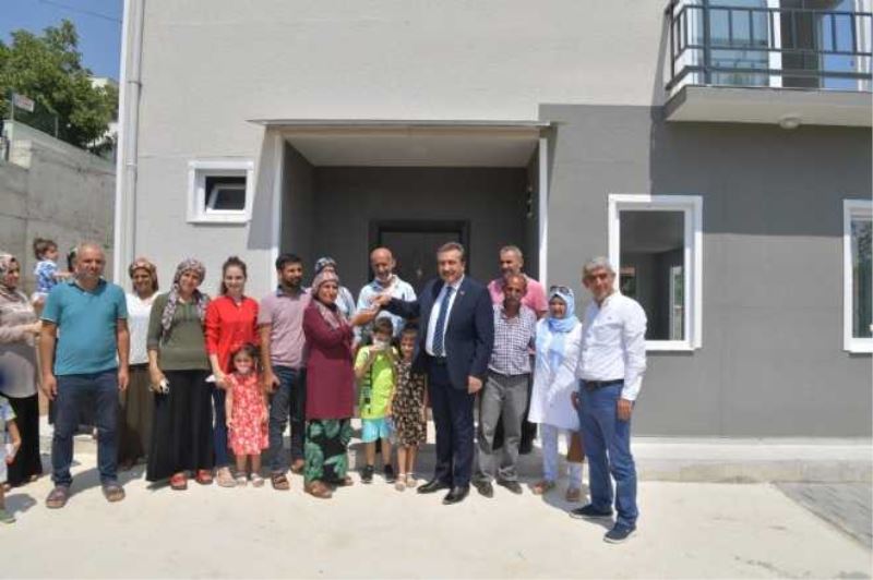 Başkan Soner Çetin sözünü tuttu evi yıkılan aileye yeni evini teslim etti