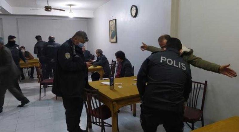 Adana’da kahvehaneye polis baskını