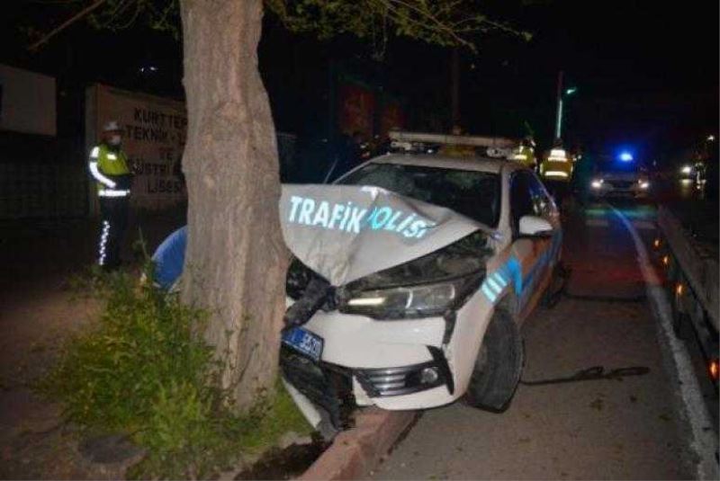 Polis aracı, kovalamaca sırasında ağaca çarptı: 2 yaralı